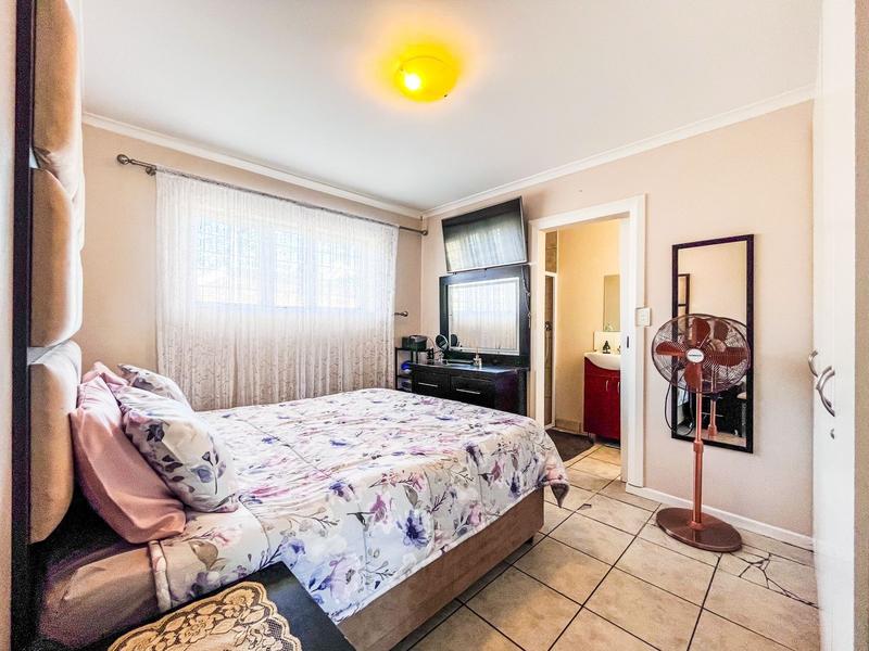 3 Bedroom Property for Sale in Pelikan Park Western Cape